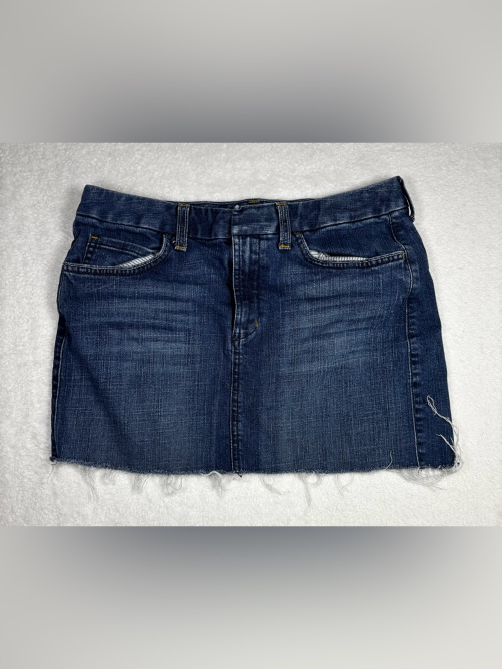 Banana Republic women’s 6 blue denim cut‑off skirt with easy, casual style
